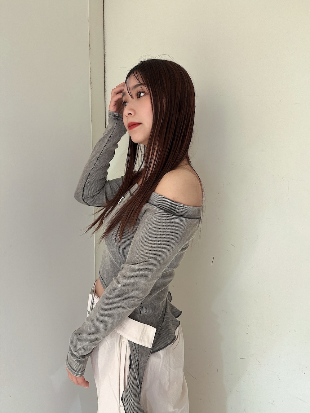 ホワイト系のその他パンツ、グレー系のTシャツ/カットソー、ブラック系のサンダルを着用したレディースの春コーディネートの5枚目の写真