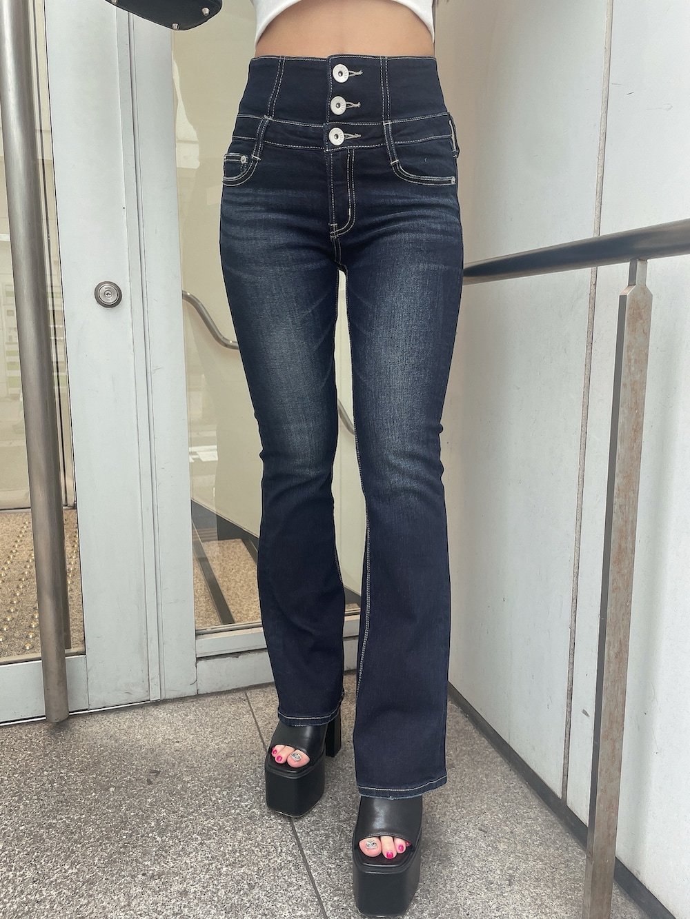 ホワイト系のTシャツ/カットソー、ブルー系のデニムパンツ、ブラック系のショルダーバッグを着用したレディースの夏コーディネートの7枚目の写真