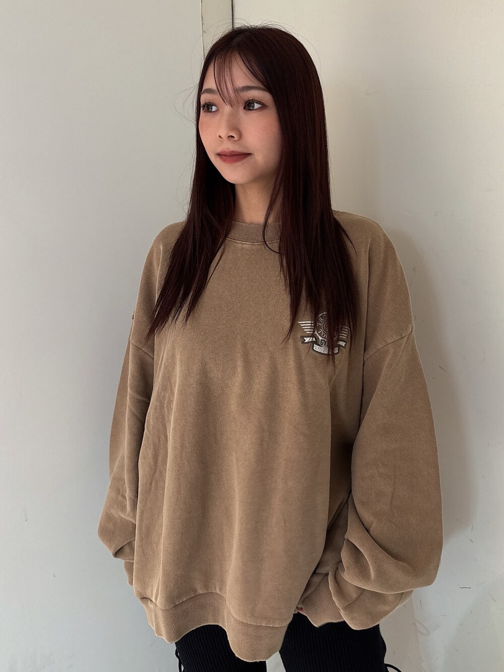 イエロー系のスウェット、ブラック系のその他パンツ、ブラック系のブーツを着用したレディースの秋コーディネートの4枚目の写真