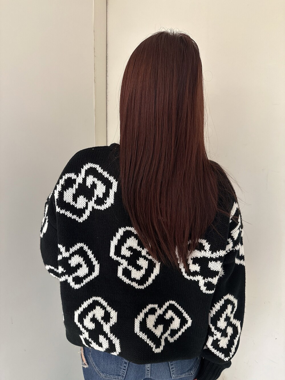 ブラック系のブーツ、ブルー系のデニムパンツ、ブラック系のニット/セーターを着用したレディースの秋コーディネートの6枚目の写真