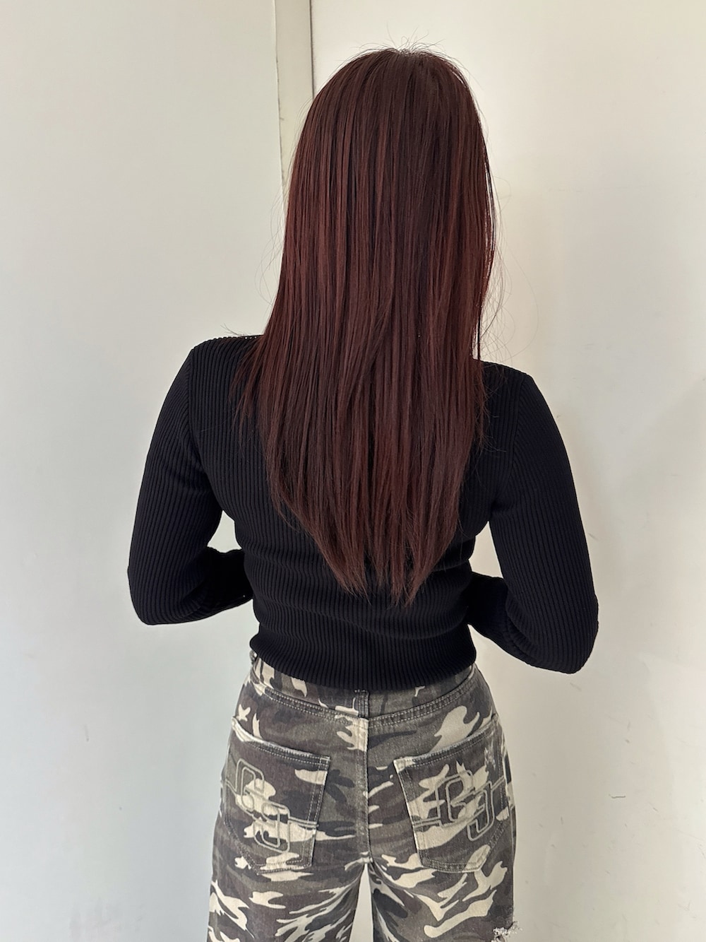 その他のデニムパンツ、ブラック系のブーツ、ブラック系のニット/セーターを着用したレディースの夏コーディネートの6枚目の写真