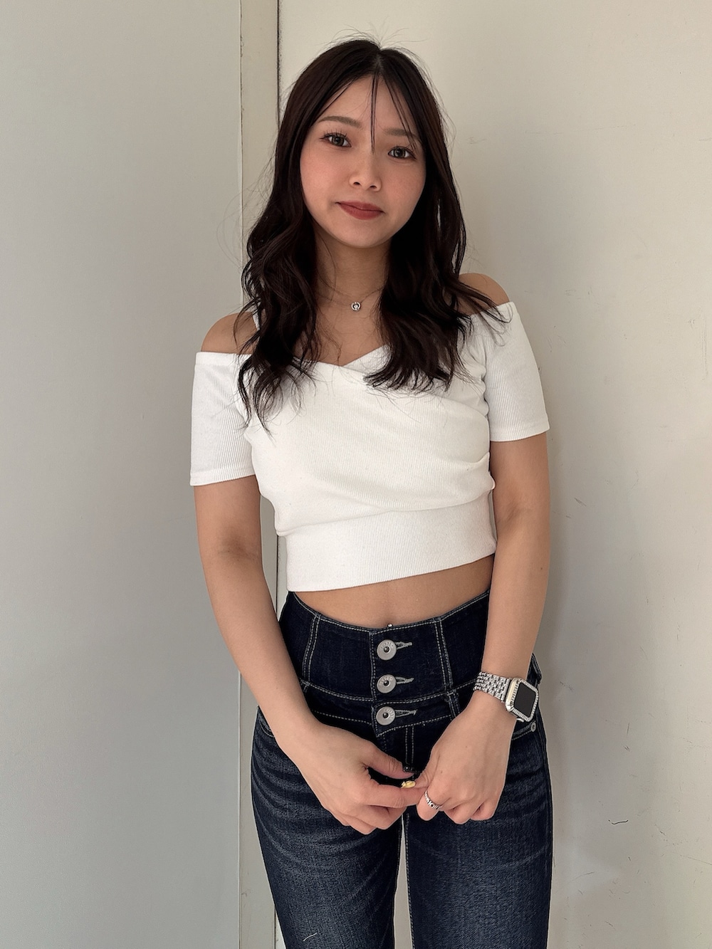 ホワイト系のTシャツ/カットソー、ブルー系のデニムパンツ、ホワイト系のサンダルを着用したレディースの春コーディネートの4枚目の写真
