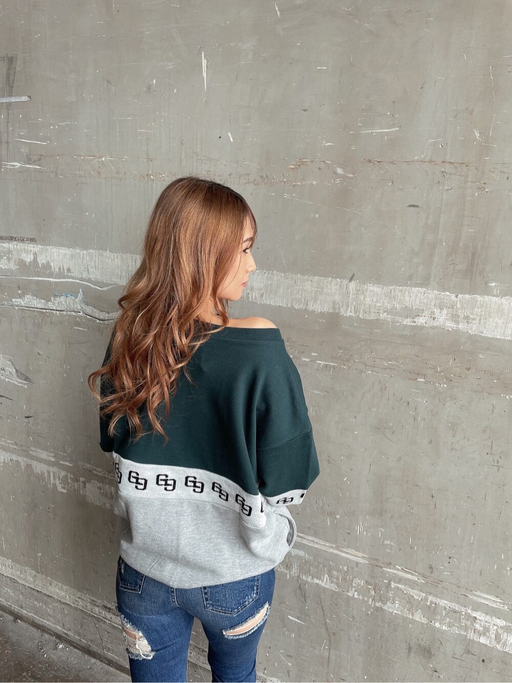 ホワイト系のパンプス、グリーン系のスウェット、ホワイト系のダウンジャケット/コートを着用したレディースの秋コーディネートの4枚目の写真