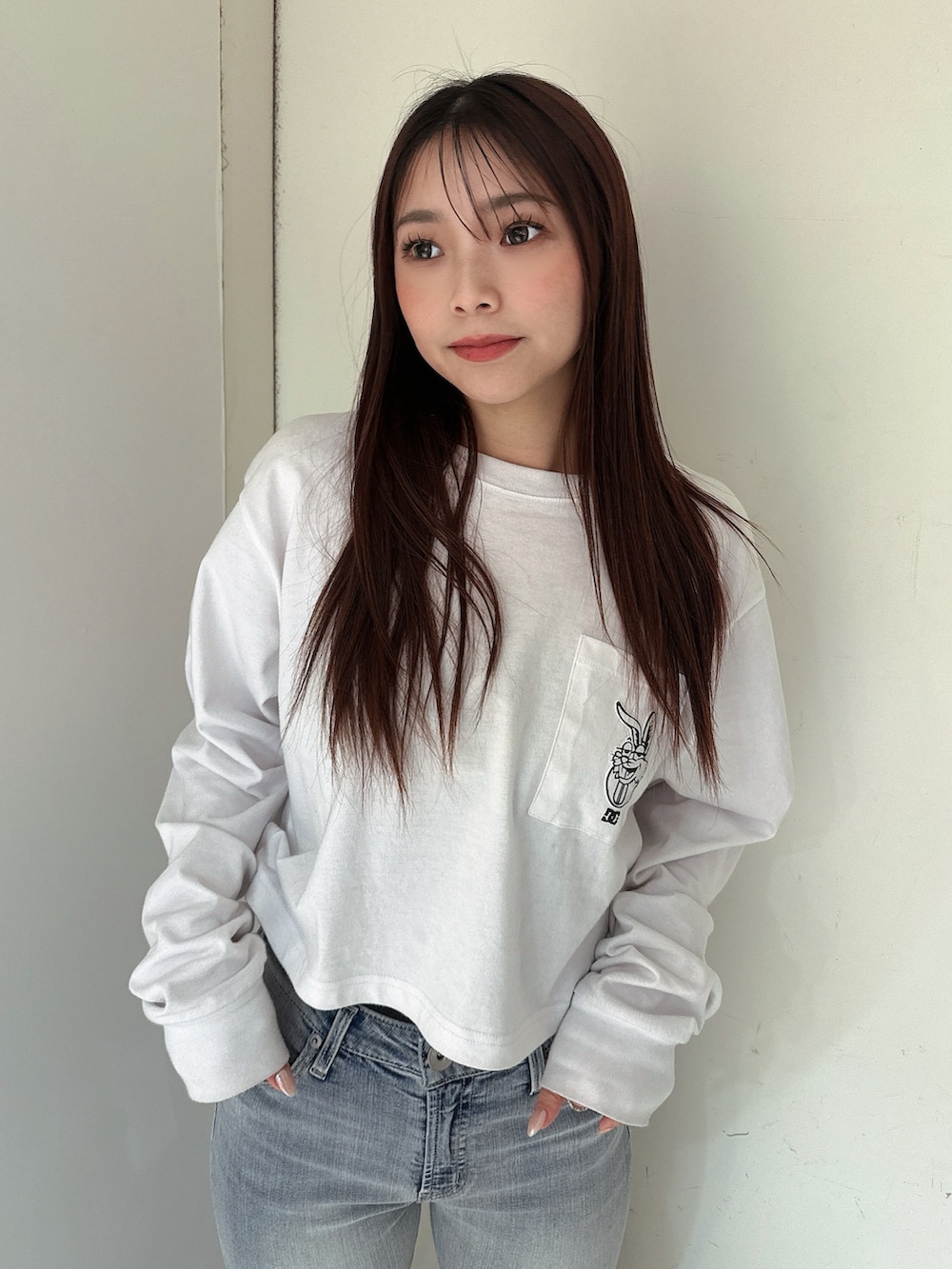 ブルー系のデニムパンツ、ホワイト系のTシャツ/カットソー、ブラック系のサンダルを着用したレディースの春コーディネートの4枚目の写真
