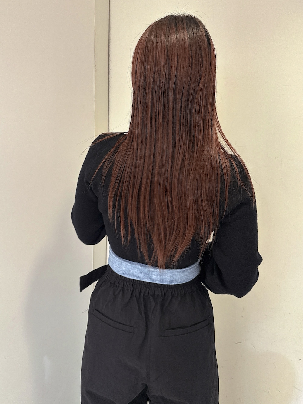 ブラック系のカーディガン/ボレロ、ブルー系のキャミソール、ブラック系のその他パンツを着用したレディースの春コーディネートの6枚目の写真