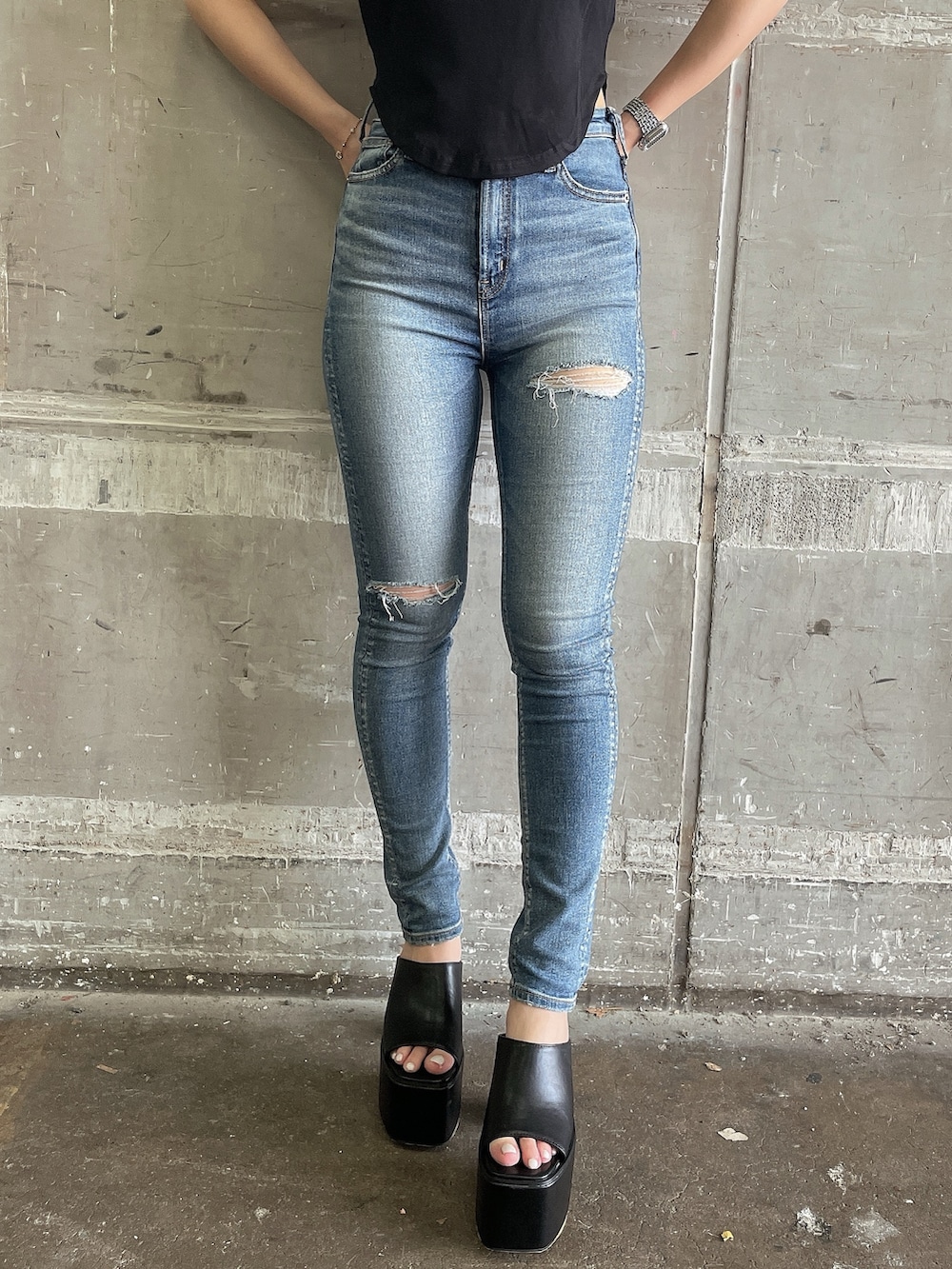 ブラック系のTシャツ/カットソー、ブルー系のデニムパンツ、ブラック系のサンダルを着用したレディースの夏コーディネートの7枚目の写真