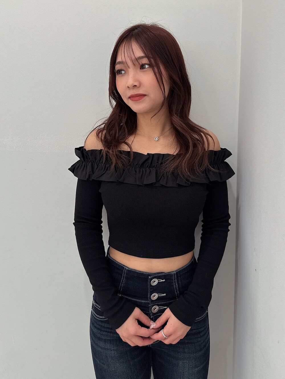 グレー系のライダースジャケット、ブラック系のTシャツ/カットソー、ブルー系のデニムパンツを着用したレディースの冬コーディネートの7枚目の写真
