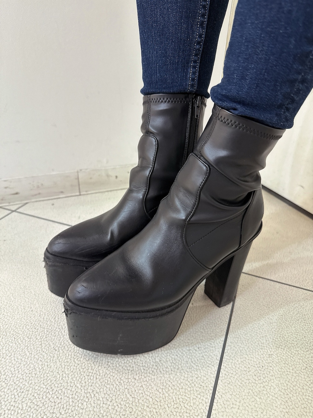 ブラック系のブーツ、ブルー系のデニムパンツ、ブラック系のニット/セーターを着用したレディースの冬コーディネートの9枚目の写真