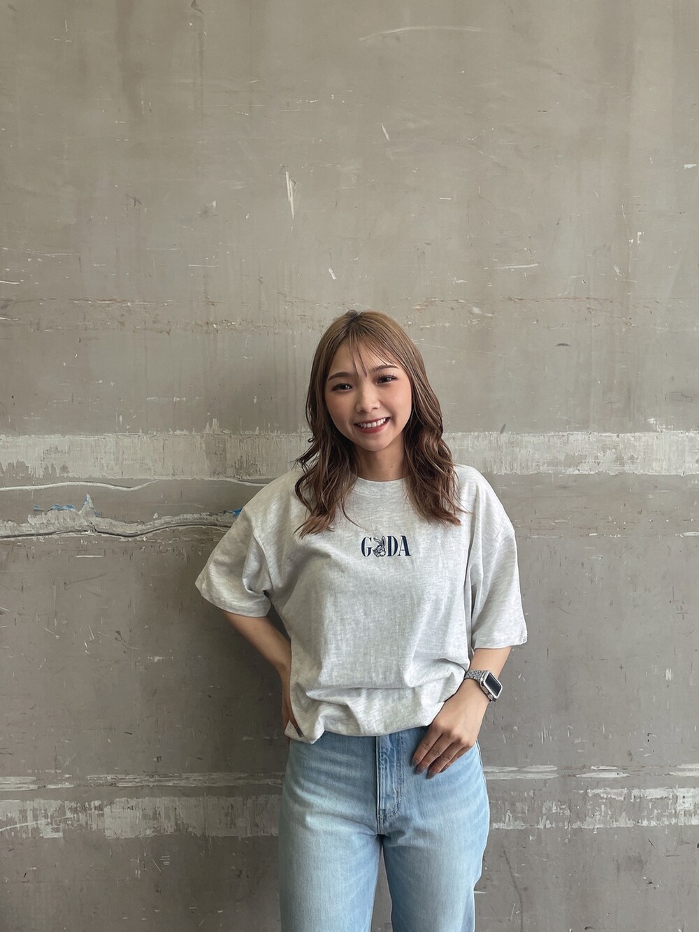 ブルー系のデニムパンツ、ホワイト系のサンダル、グレー系のTシャツ/カットソーを着用したレディースの夏コーディネートの4枚目の写真