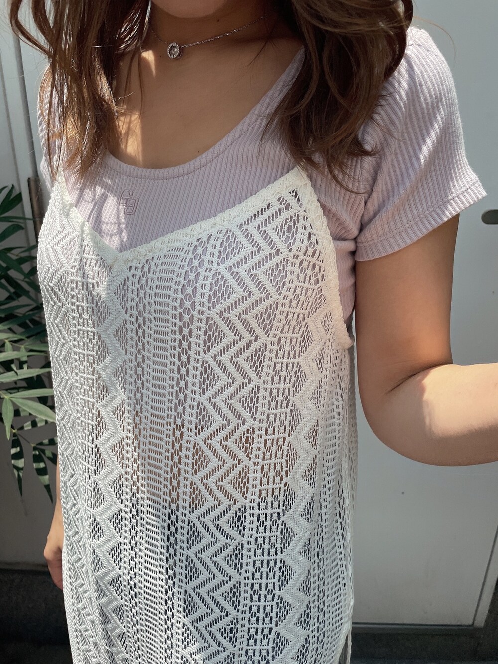 ブルー系のデニムパンツ、パープル系のTシャツ/カットソー、ホワイト系のワンピースを着用したレディースの夏コーディネートの6枚目の写真