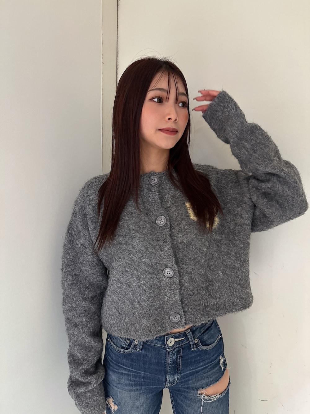 グレー系のカーディガン/ボレロ、ブルー系のデニムパンツ、ブラック系のブーツを着用したレディースの秋コーディネートの4枚目の写真