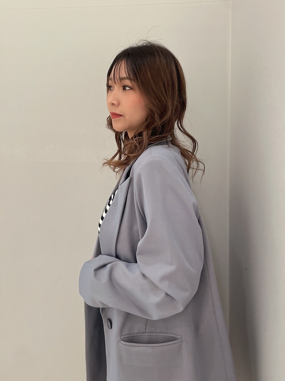 その他のキャミソール、ブルー系のスカート、ブルー系のテーラードジャケットを着用したレディースの春コーディネートの5枚目の写真