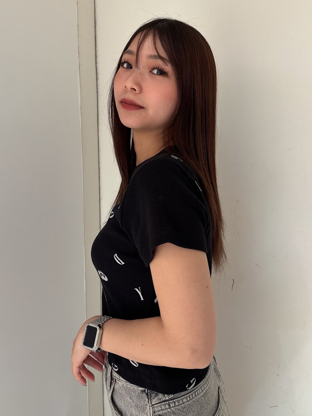 ブラック系のTシャツ/カットソー、ブルー系のデニムパンツ、ブラック系のサンダルを着用したレディースの夏コーディネートの5枚目の写真