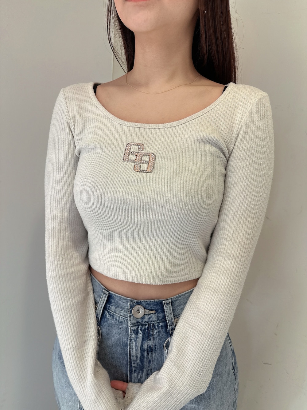 ブルー系のデニムパンツ、ブラック系のサンダル、ホワイト系のTシャツ/カットソーを着用したレディースの春コーディネートの7枚目の写真