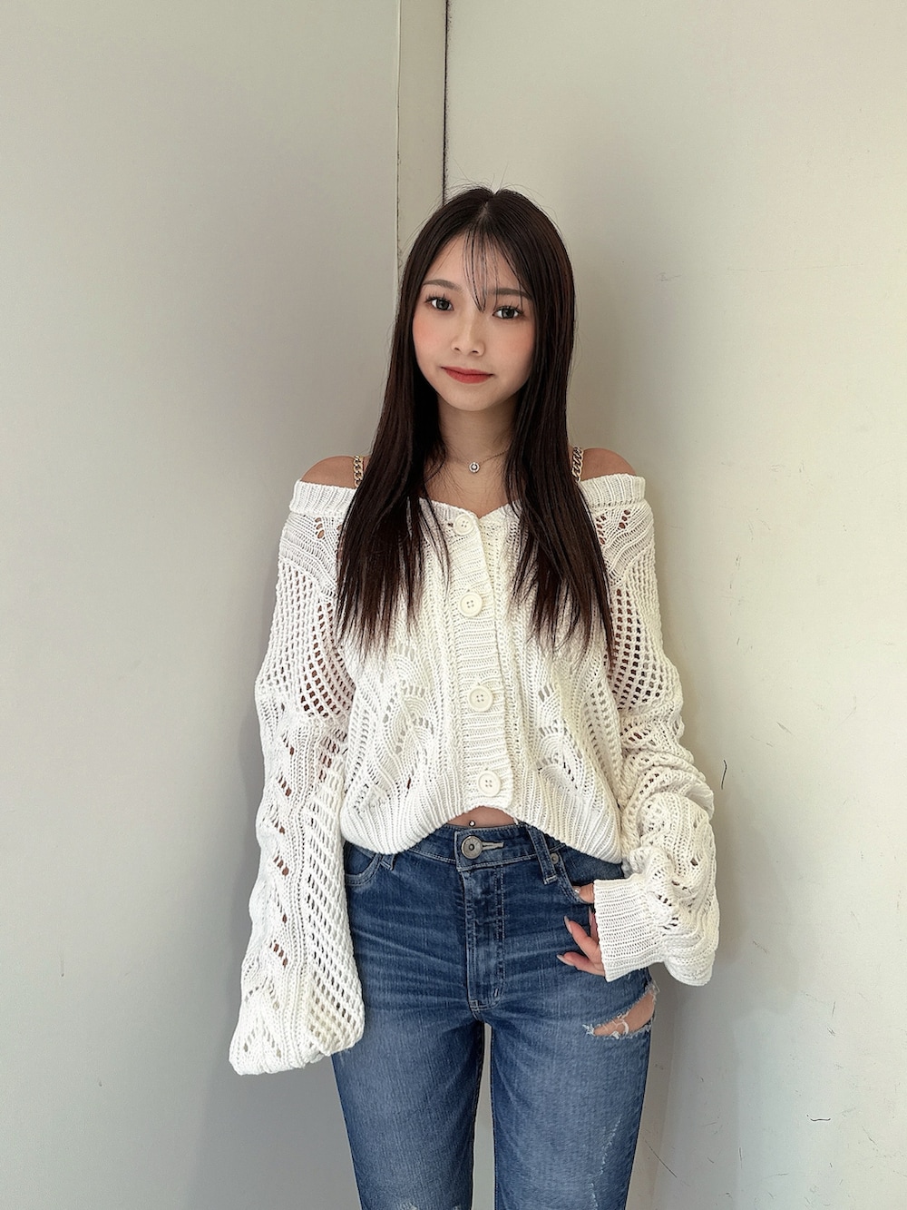 ホワイト系のニット/セーター、ブルー系のデニムパンツ、ピンク系のパンプスを着用したレディースの春コーディネートの4枚目の写真