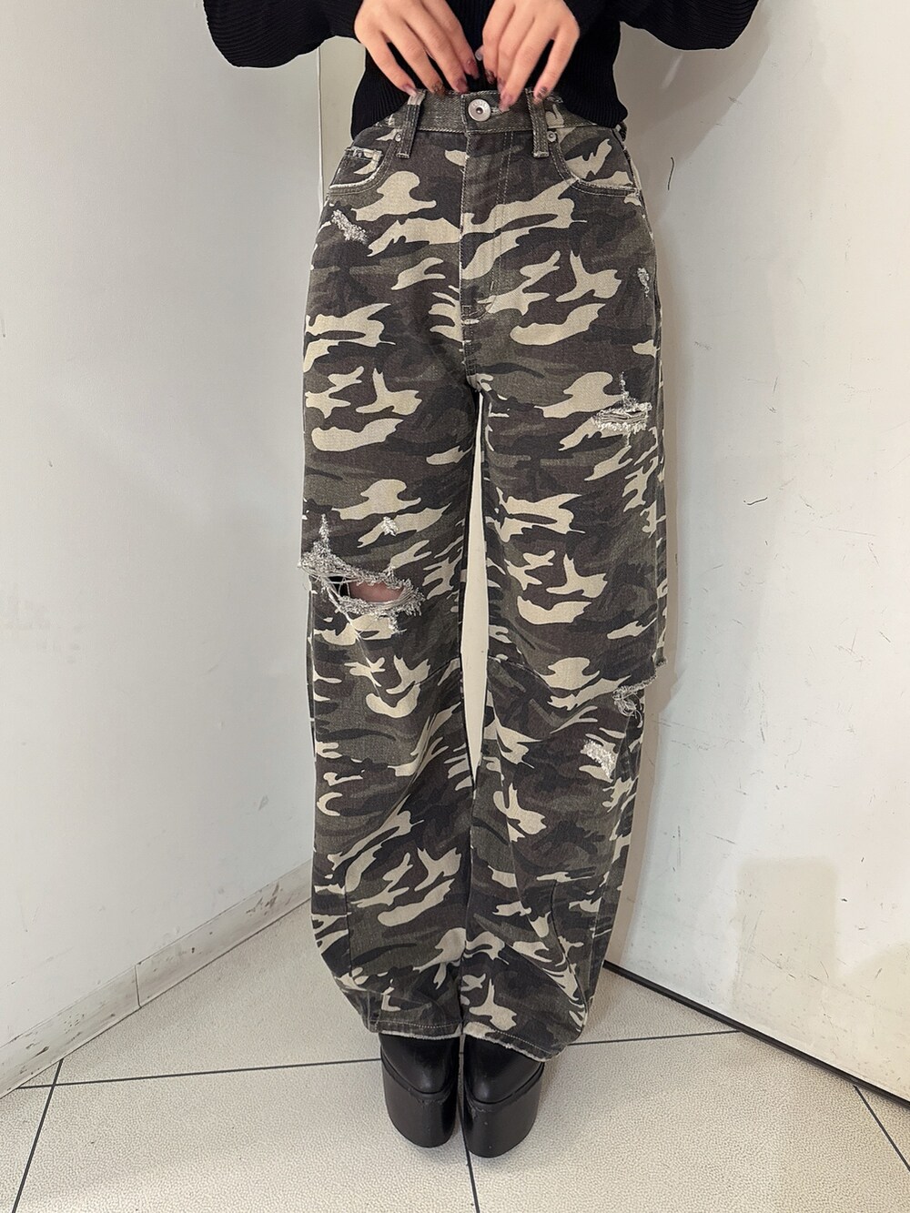 その他のデニムパンツ、ブラック系のブーツ、ブラック系のニット/セーターを着用したレディースの夏コーディネートの8枚目の写真