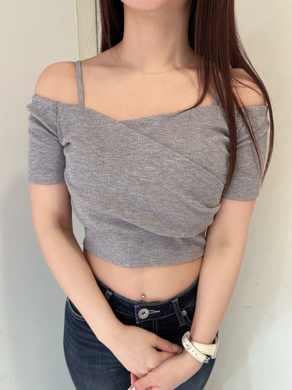 ブルー系のデニムパンツ、ブラック系のサンダル、グレー系のTシャツ/カットソーを着用したレディースの春コーディネートの7枚目の写真