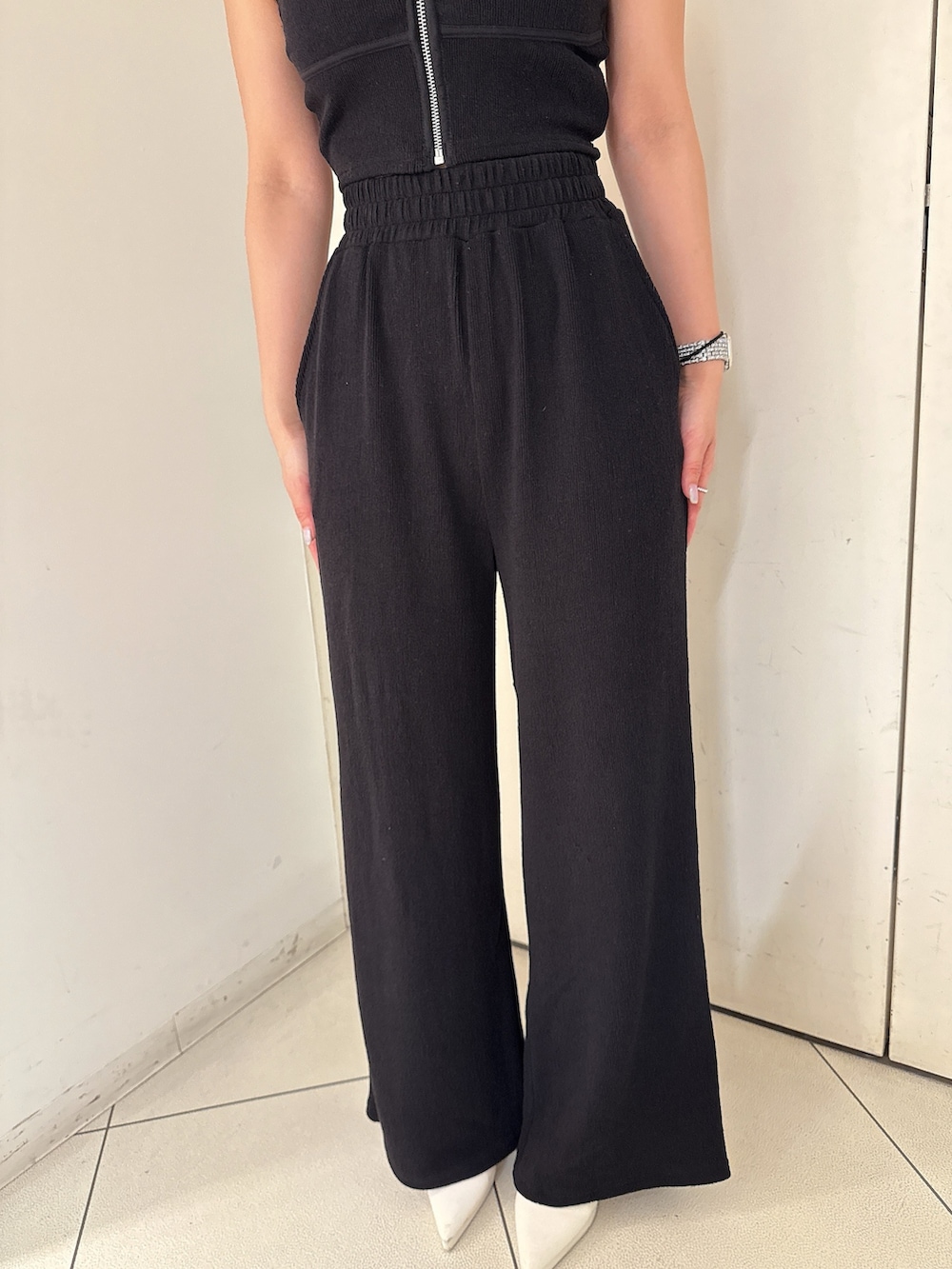 ブラック系のタンクトップ、ホワイト系のシャツ/ブラウス、ブラック系のその他パンツを着用したレディースの春コーディネートの8枚目の写真