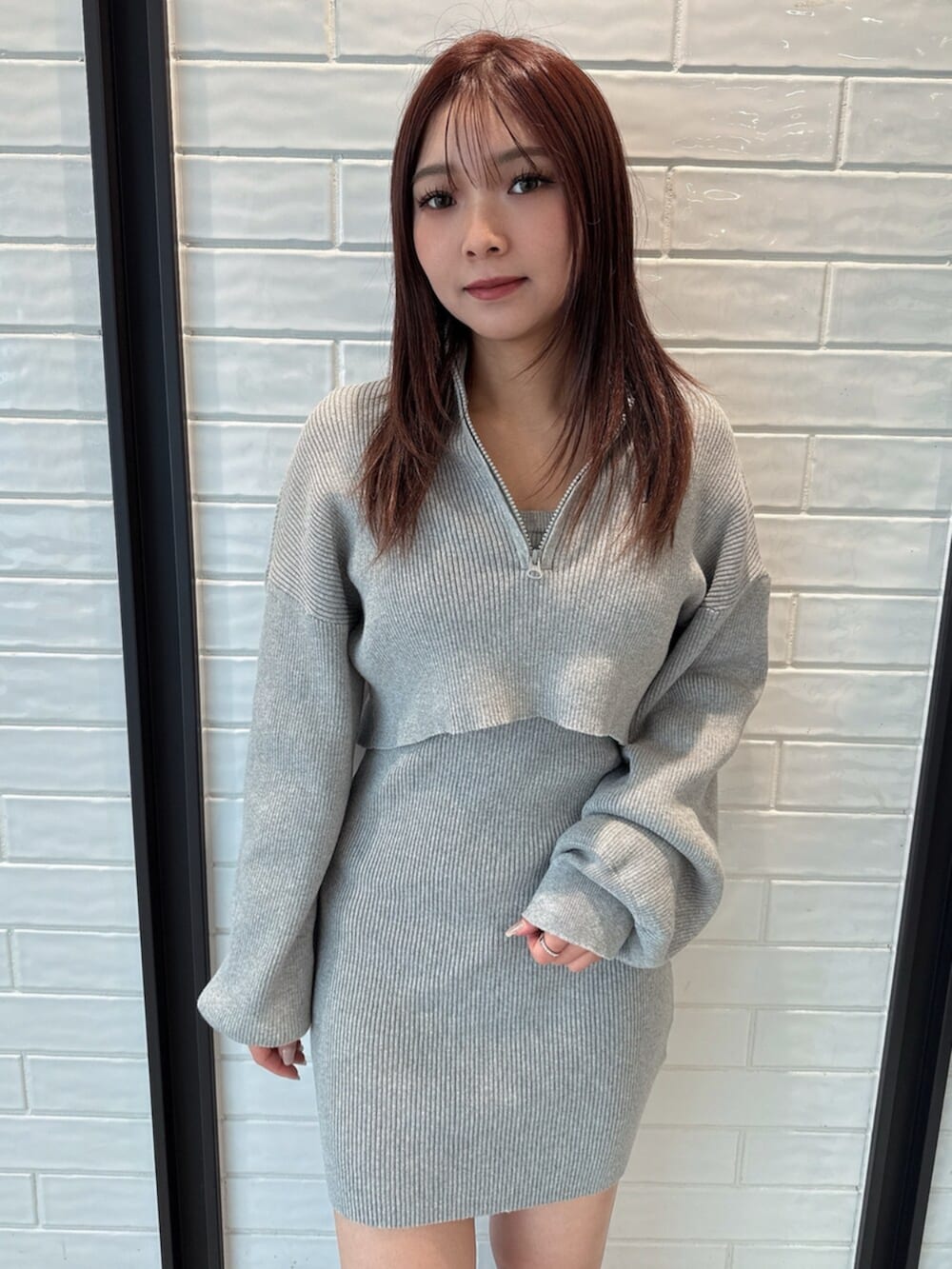 ブラック系のブーツ、グレー系のワンピースを着用したレディースの冬コーディネートの4枚目の写真