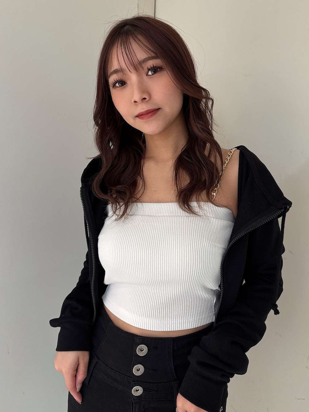 ブラック系のデニムパンツ、ホワイト系のサンダル、ホワイト系のキャミソールを着用したレディースの春コーディネートの4枚目の写真