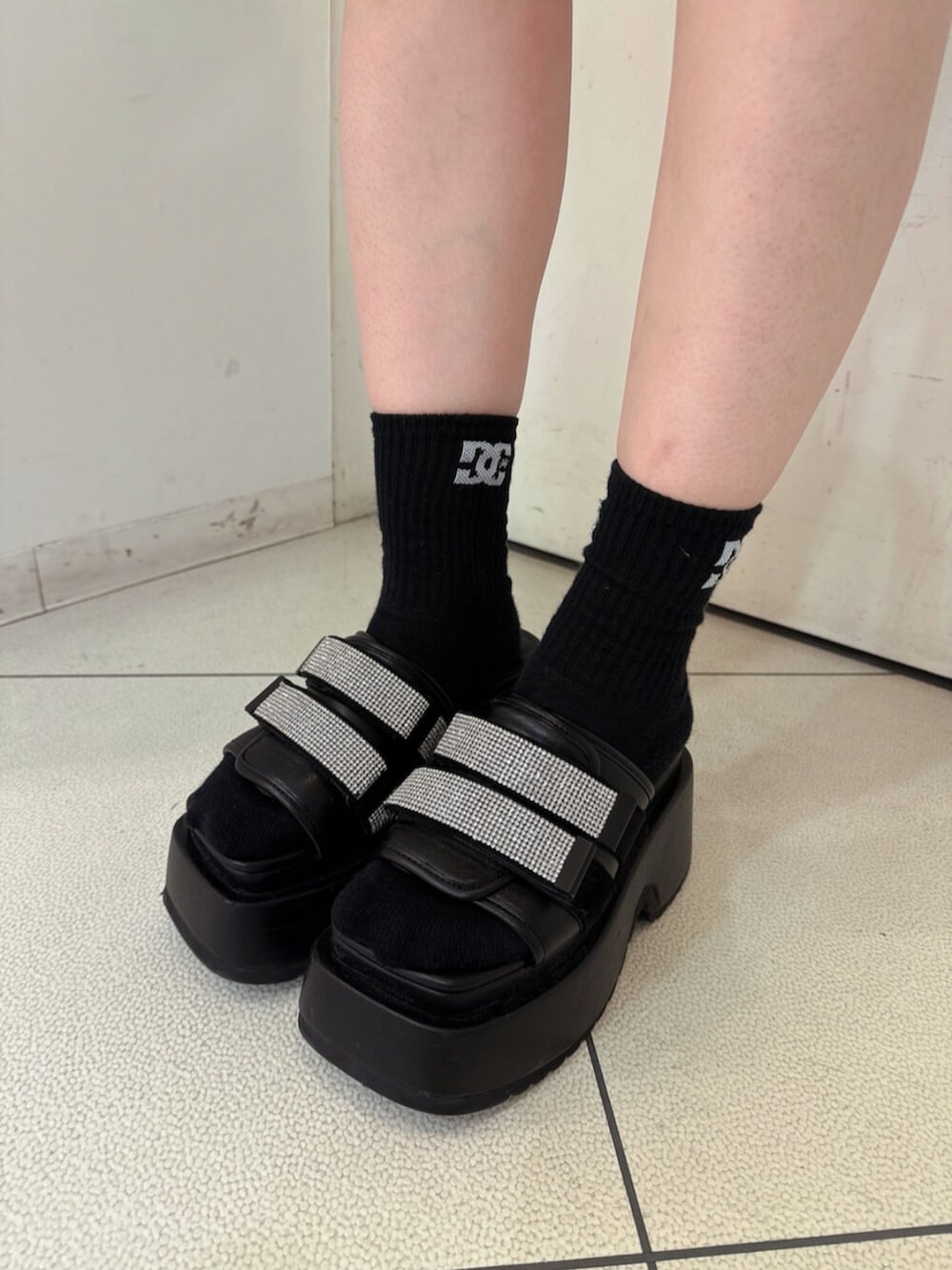 ブラック系のサンダル、ブルー系のワンピース、ブルー系のデニムジャケットを着用したレディースの春コーディネートの10枚目の写真