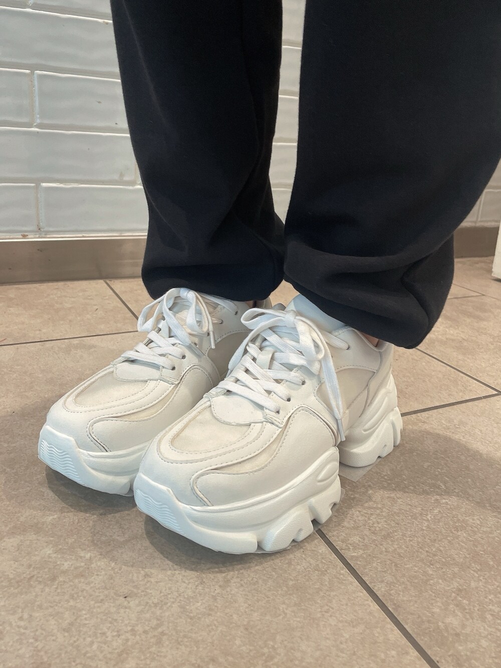 ピンク系のキャミソール、ブルー系のデニムパンツ、ホワイト系のスニーカーを着用したレディースの夏コーディネートの8枚目の写真