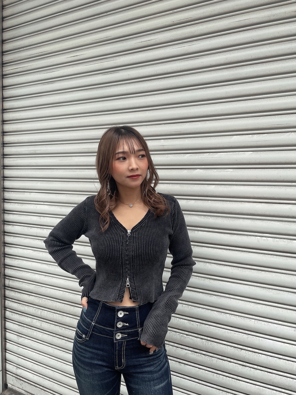 ブルー系のデニムパンツ、ブルー系のデニムパンツ、ブラック系のブーツを着用したレディースの秋コーディネートの6枚目の写真