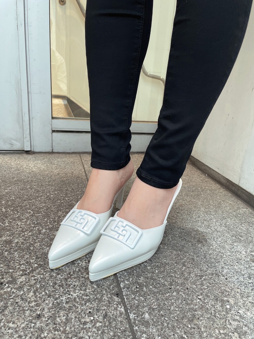 ブルー系のデニムジャケット、その他のニット/セーター、ブラック系のデニムパンツを着用したレディースの春コーディネートの8枚目の写真