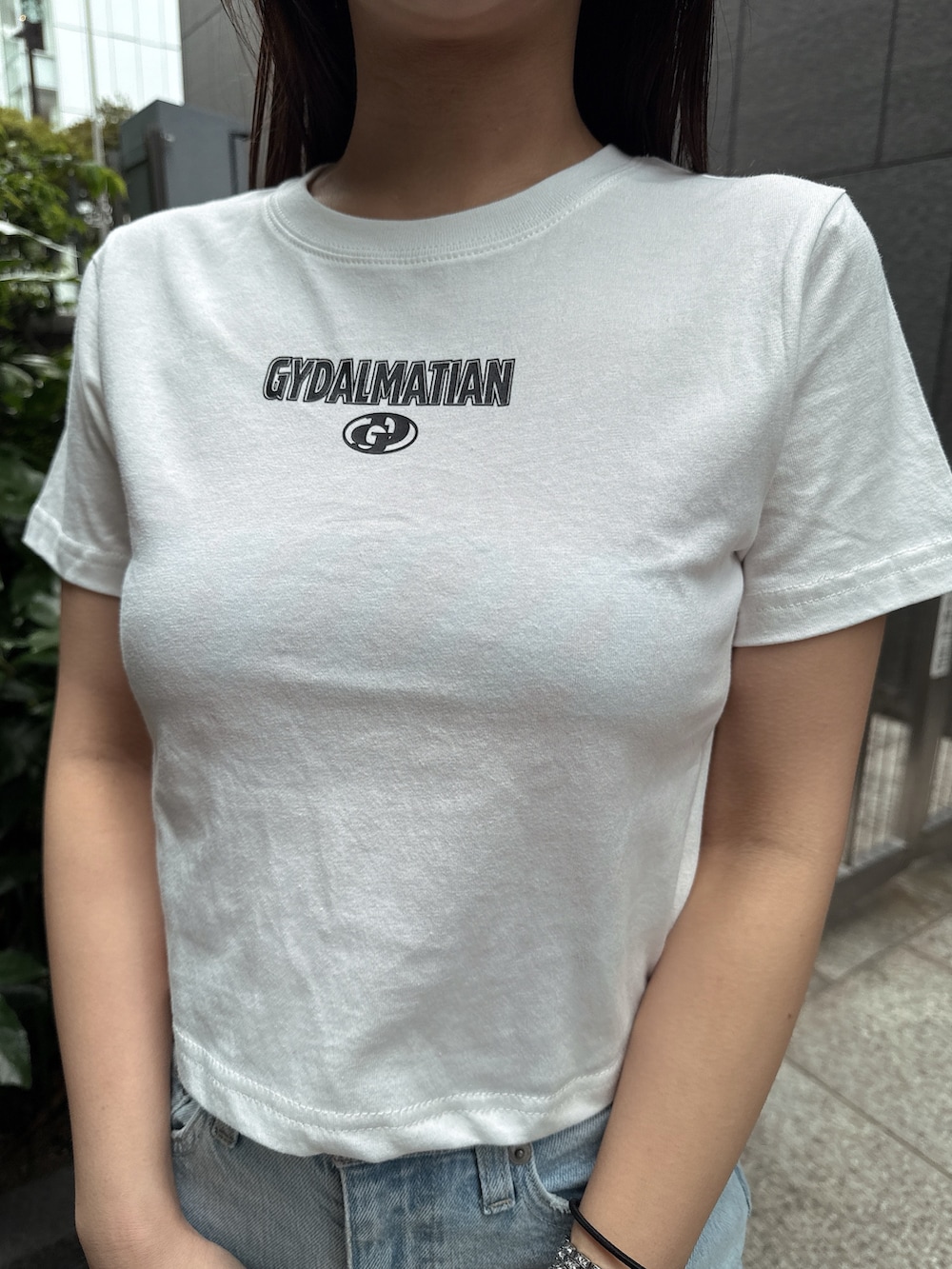 ホワイト系のTシャツ/カットソー、ブルー系のデニムパンツを着用したレディースの夏コーディネートの7枚目の写真