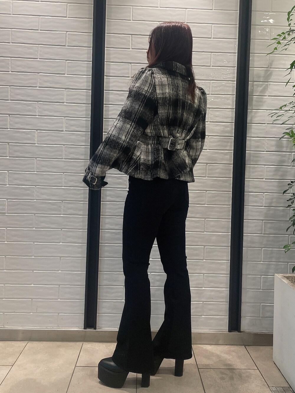 その他のライダースジャケット、ブラック系のニット/セーター、ブラック系のデニムパンツを着用したレディースの秋コーディネートの2枚目の写真