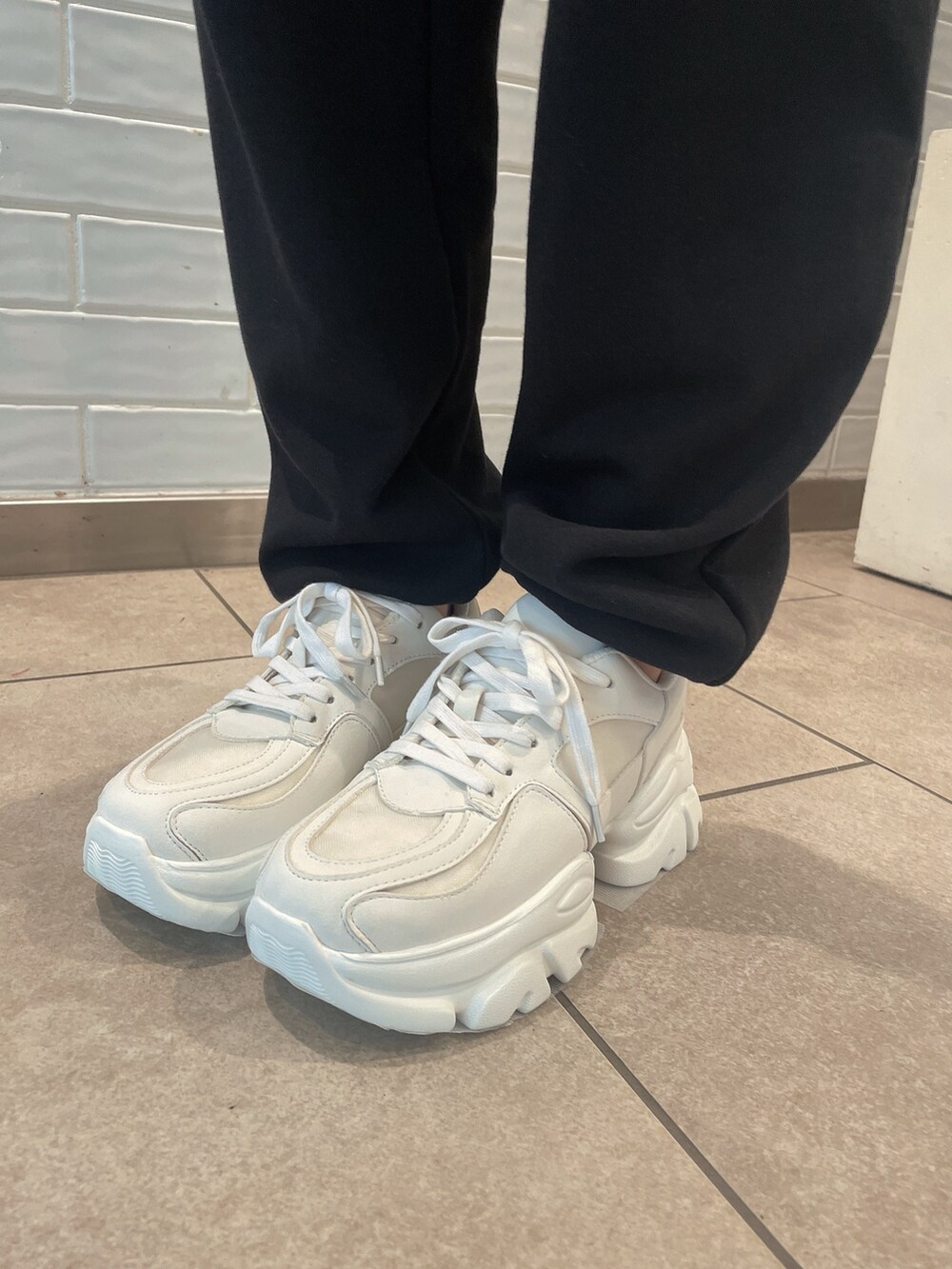 レッド系のTシャツ/カットソー、ブラック系のスウェットパンツ、ホワイト系のスニーカーを着用したレディースの夏コーディネートの8枚目の写真