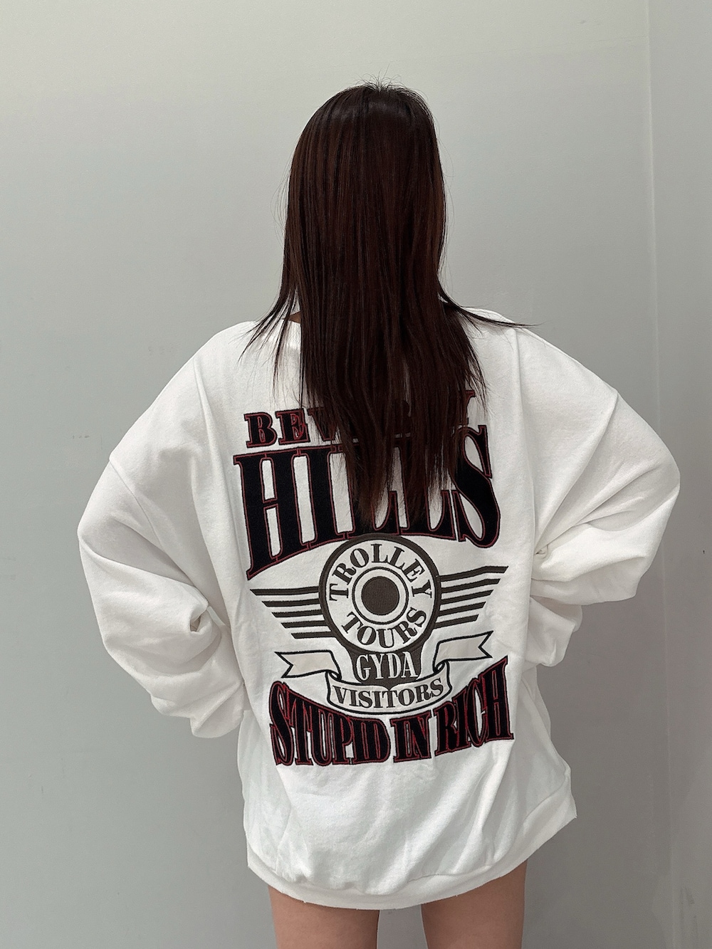 ホワイト系のスウェット、ブラック系のブーツを着用したレディースの夏コーディネートの6枚目の写真