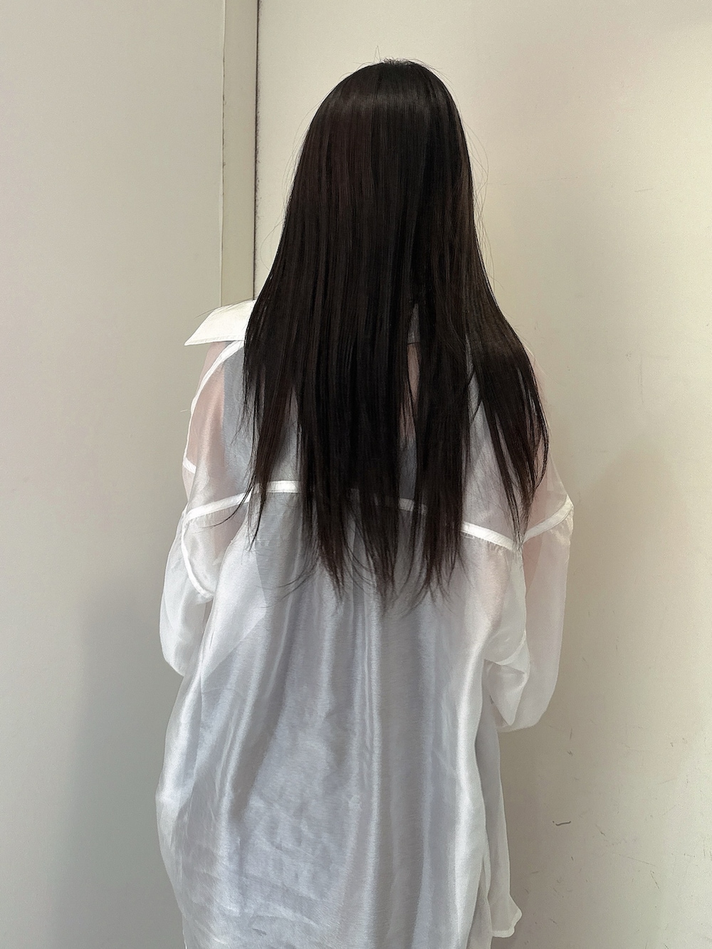 ホワイト系のシャツ/ブラウス、ブラック系のワンピース、ブラック系のパンプスを着用したレディースの春コーディネートの6枚目の写真