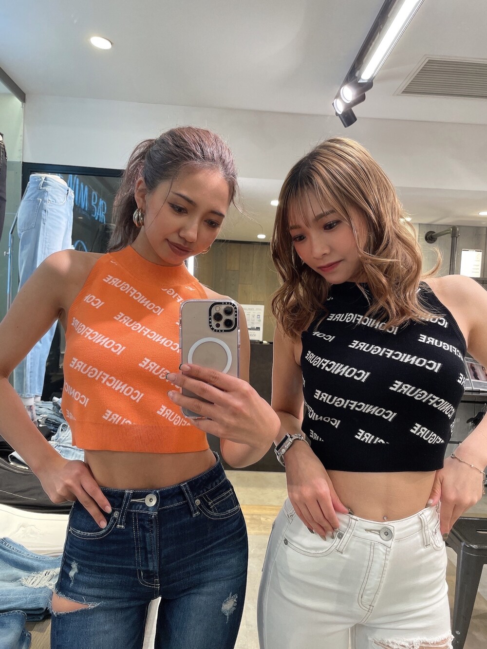 ホワイト系のサンダル、ブラック系のデニムパンツ、ブラック系のハンドバッグを着用したレディースの春コーディネートの8枚目の写真