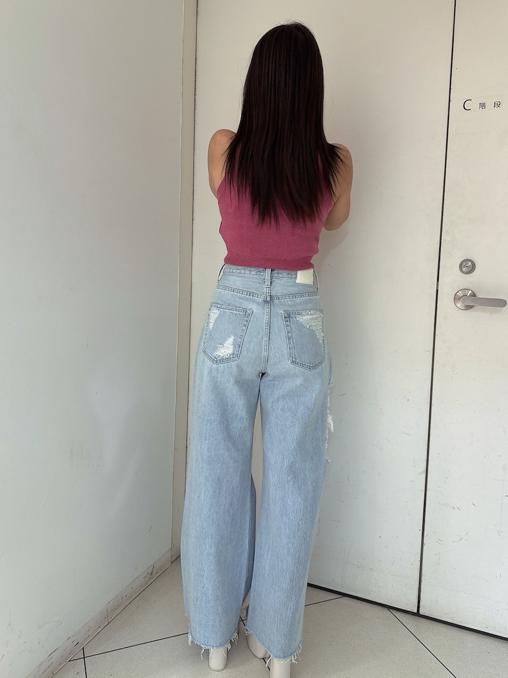 ブルー系のデニムパンツ、ホワイト系のサンダル、ピンク系のニット/セーターを着用したレディースの夏コーディネートの3枚目の写真