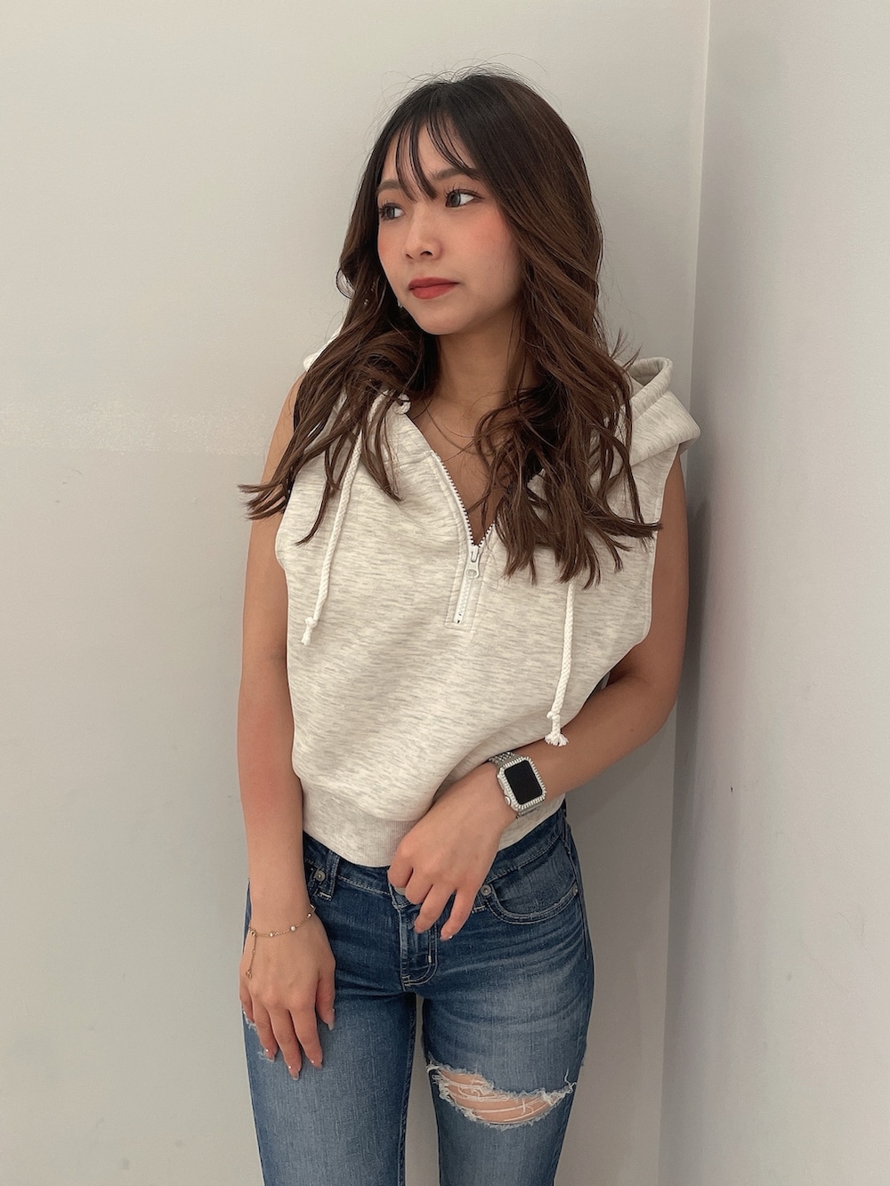 グレー系のTシャツ/カットソー、ブルー系のデニムパンツ、ホワイト系のサンダルを着用したレディースの夏コーディネートの3枚目の写真