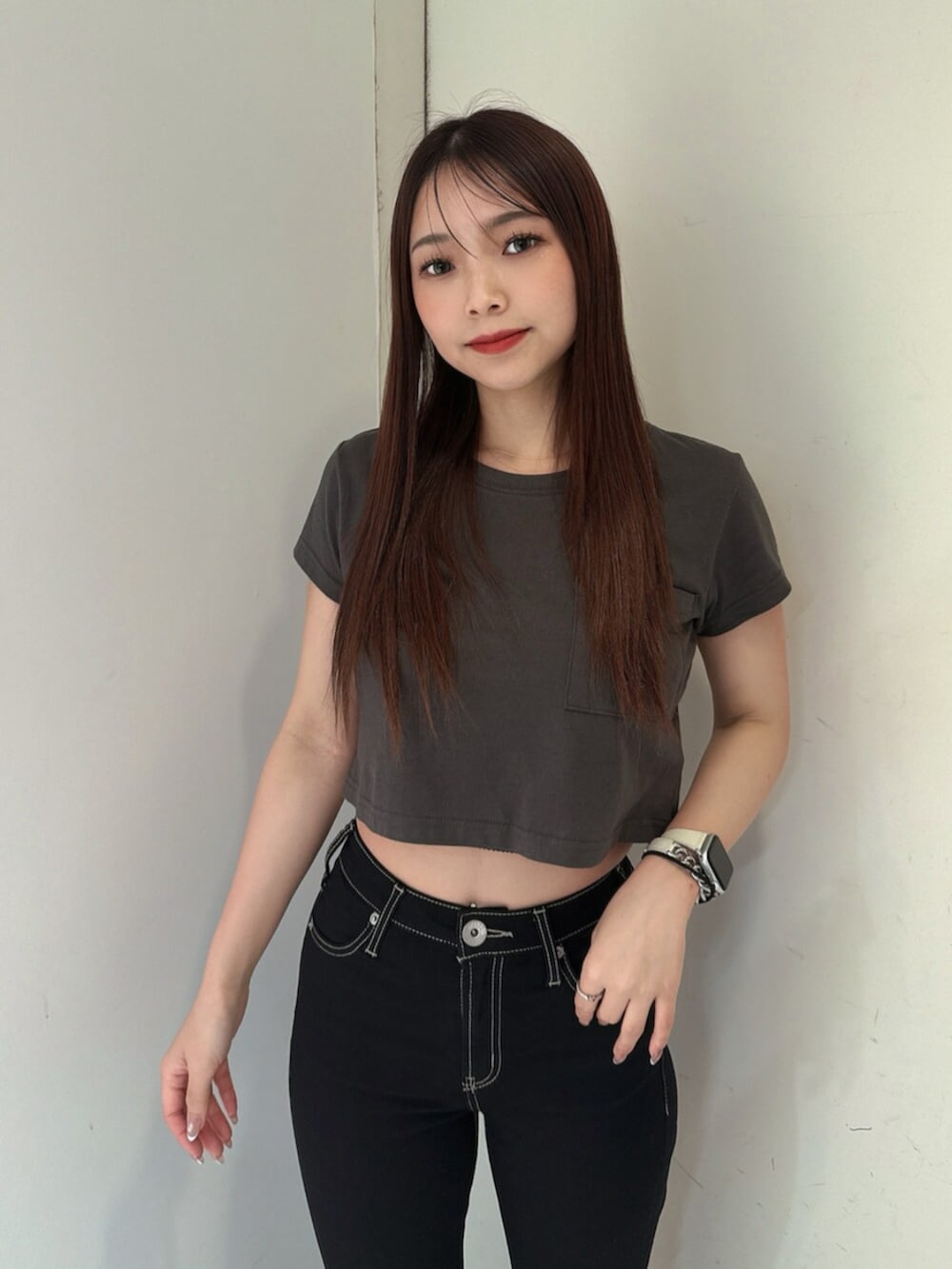 ブラック系のサンダル、ブラック系のデニムパンツ、グレー系のTシャツ/カットソーを着用したレディースの春コーディネートの4枚目の写真