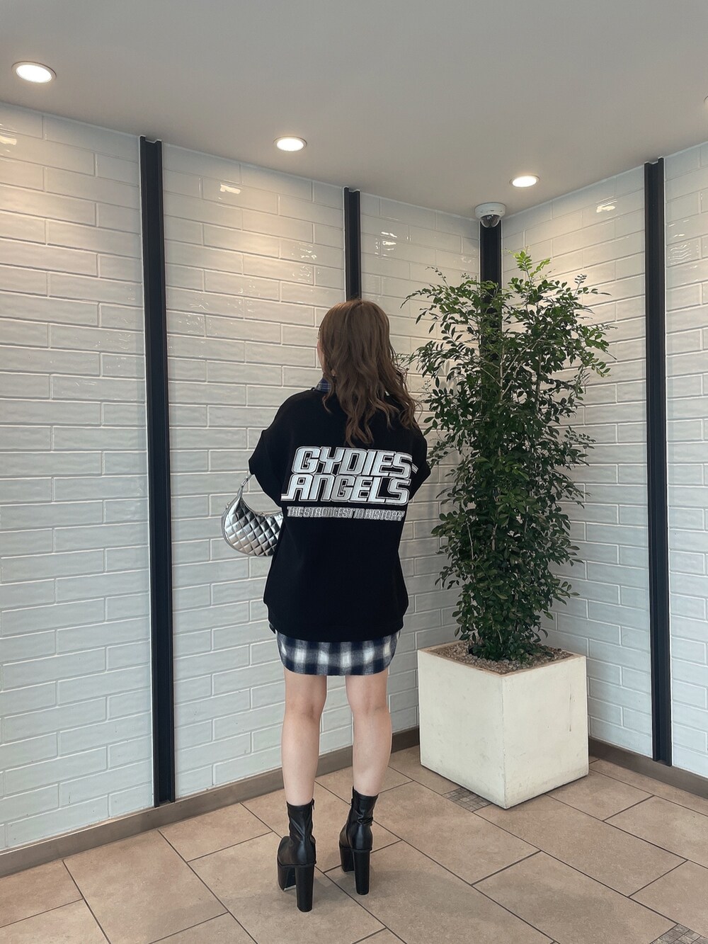 ブラック系のスウェット、ブラック系のブーツ、ブルー系のシャツ/ブラウスを着用したレディースの夏コーディネートの3枚目の写真