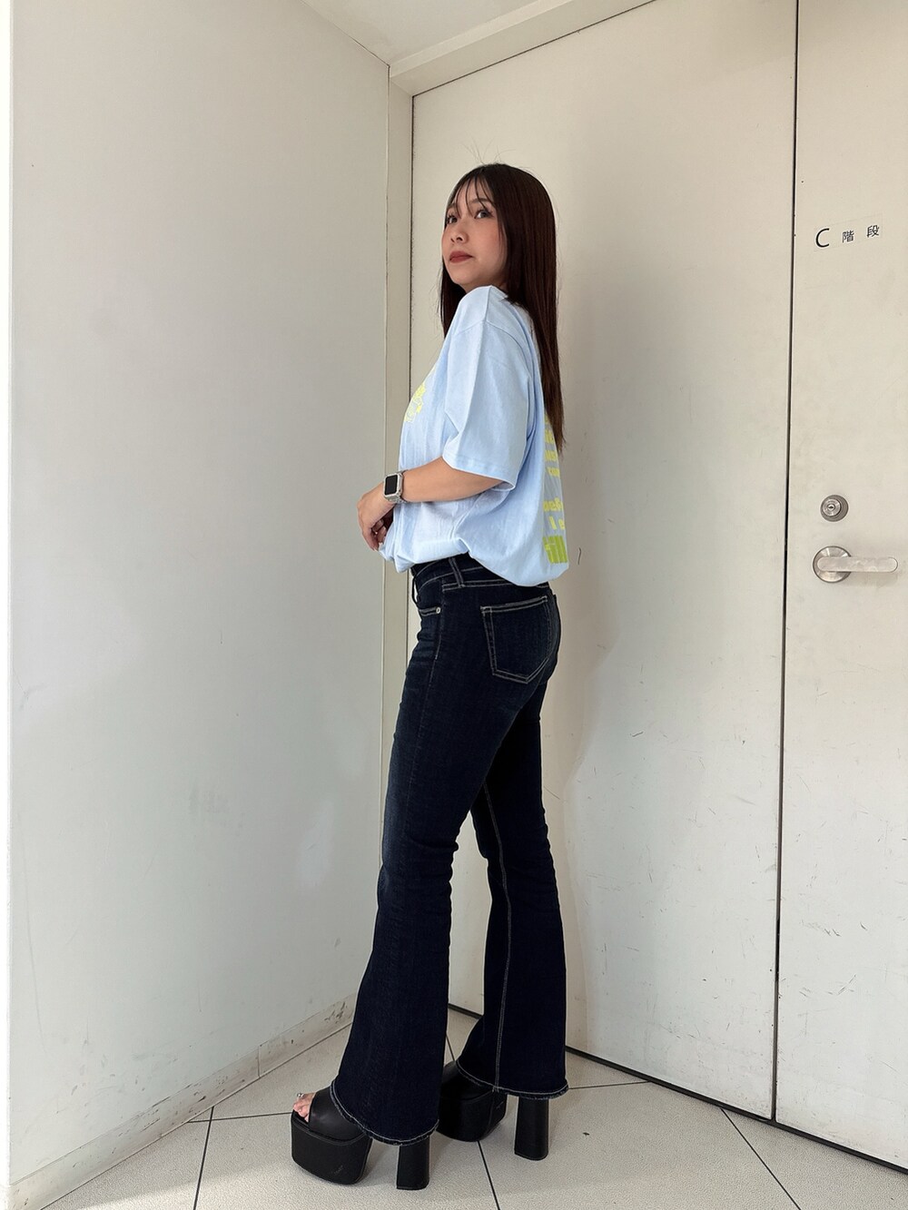 ブルー系のTシャツ/カットソー、ブルー系のデニムパンツ、ブラック系のサンダルを着用したレディースの夏コーディネートの2枚目の写真