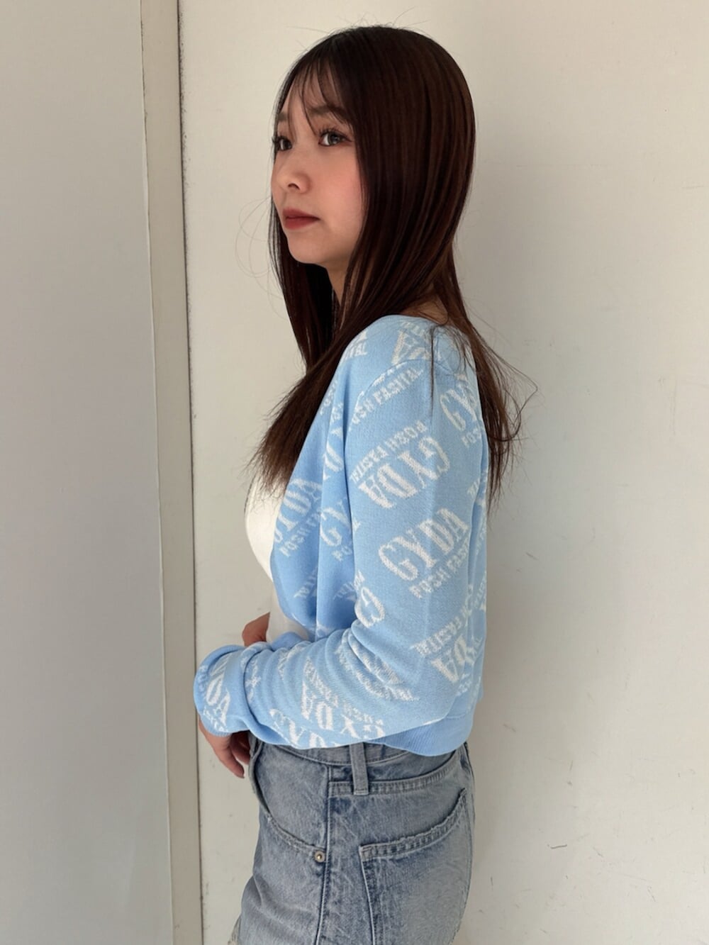 ブラック系のサンダル、ブルー系のデニムパンツ、ホワイト系のキャミソールを着用したレディースの夏コーディネートの5枚目の写真