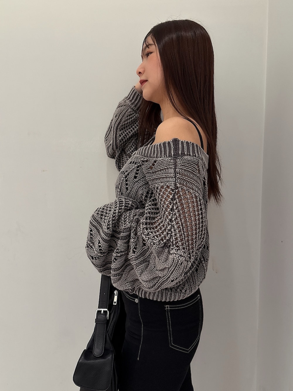 ブラック系のデニムパンツ、ブラック系のブーツ、グレー系のカーディガン/ボレロを着用したレディースの夏コーディネートの5枚目の写真