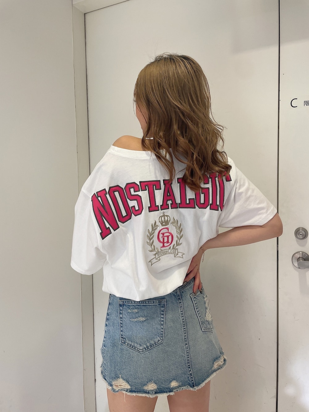 ホワイト系のサンダル、ブラック系のチューブトップ、ホワイト系のTシャツ/カットソーを着用したレディースの春コーディネートの3枚目の写真