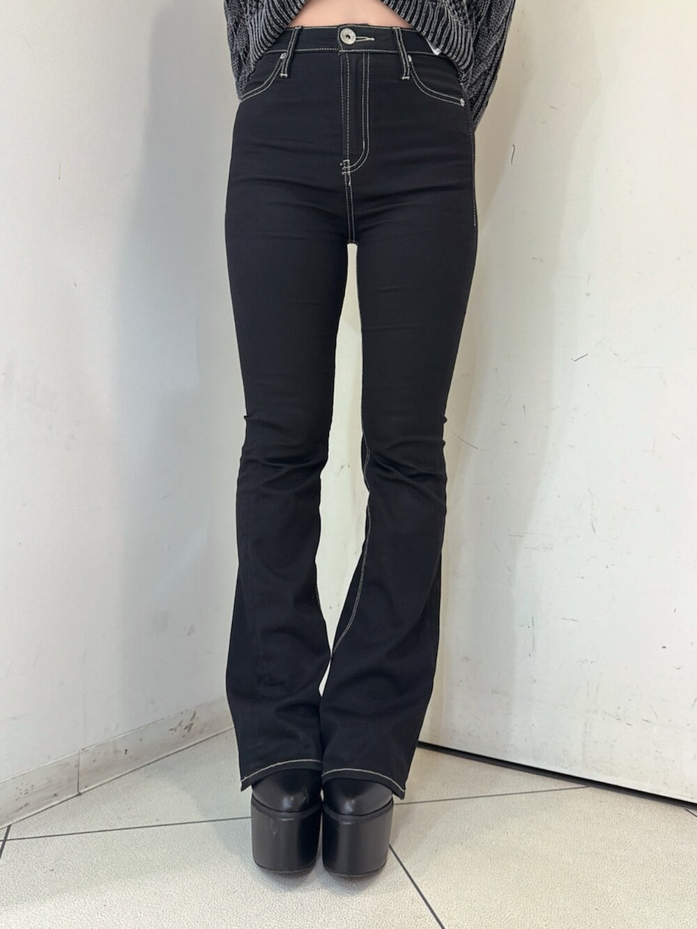 ブラック系のデニムパンツ、ブラック系のブーツ、ホワイト系のTシャツ/カットソーを着用したレディースの夏コーディネートの8枚目の写真