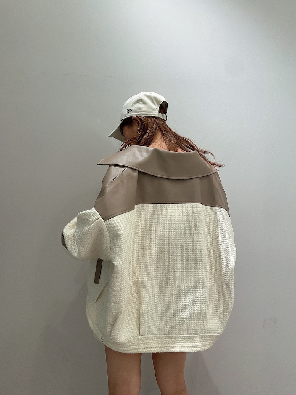 ホワイト系のキャミソール、ホワイト系のライダースジャケット、ホワイト系のスカートを着用したレディースの春コーディネートの5枚目の写真