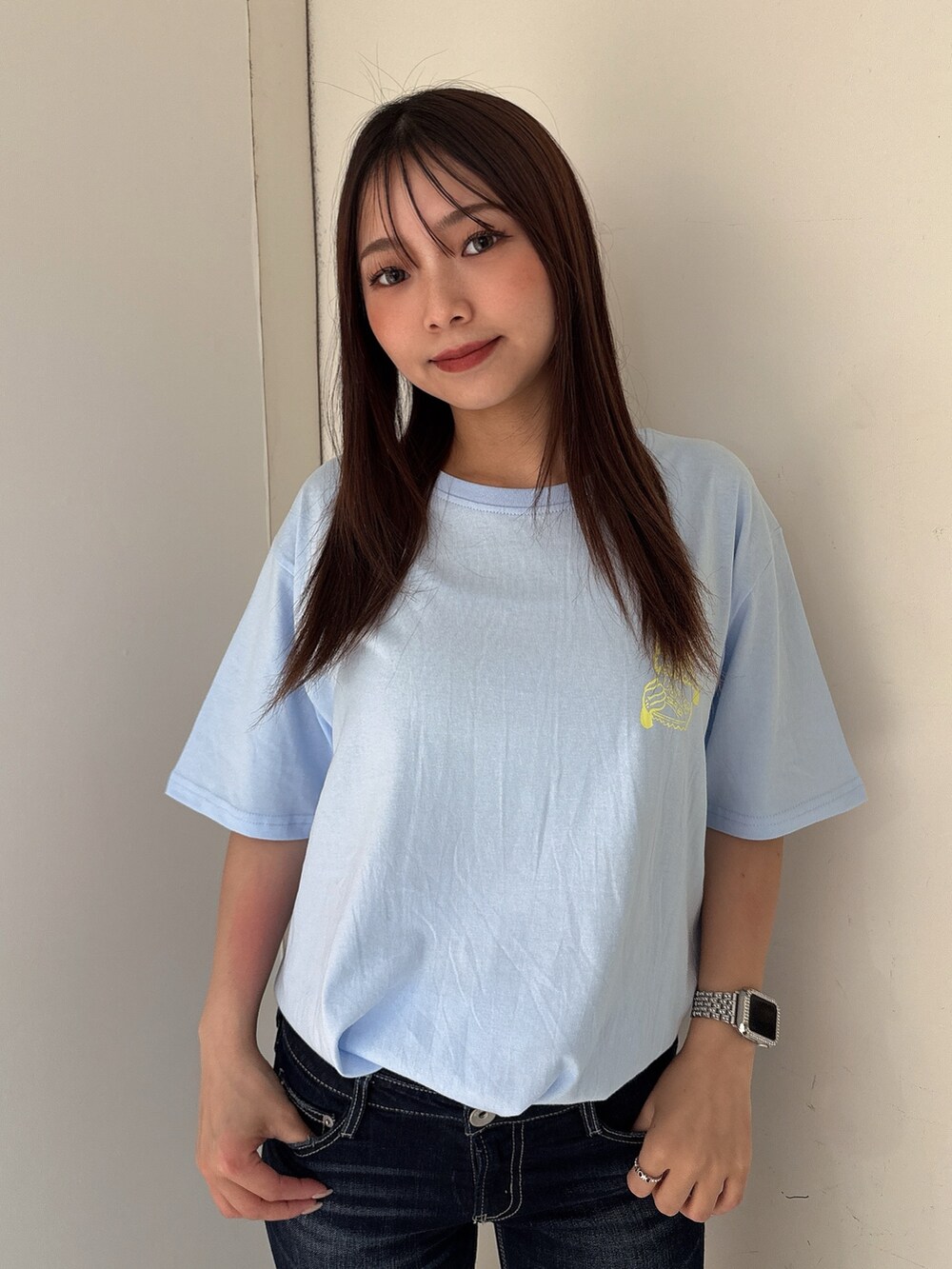 ブルー系のTシャツ/カットソー、ブルー系のデニムパンツ、ブラック系のサンダルを着用したレディースの夏コーディネートの4枚目の写真