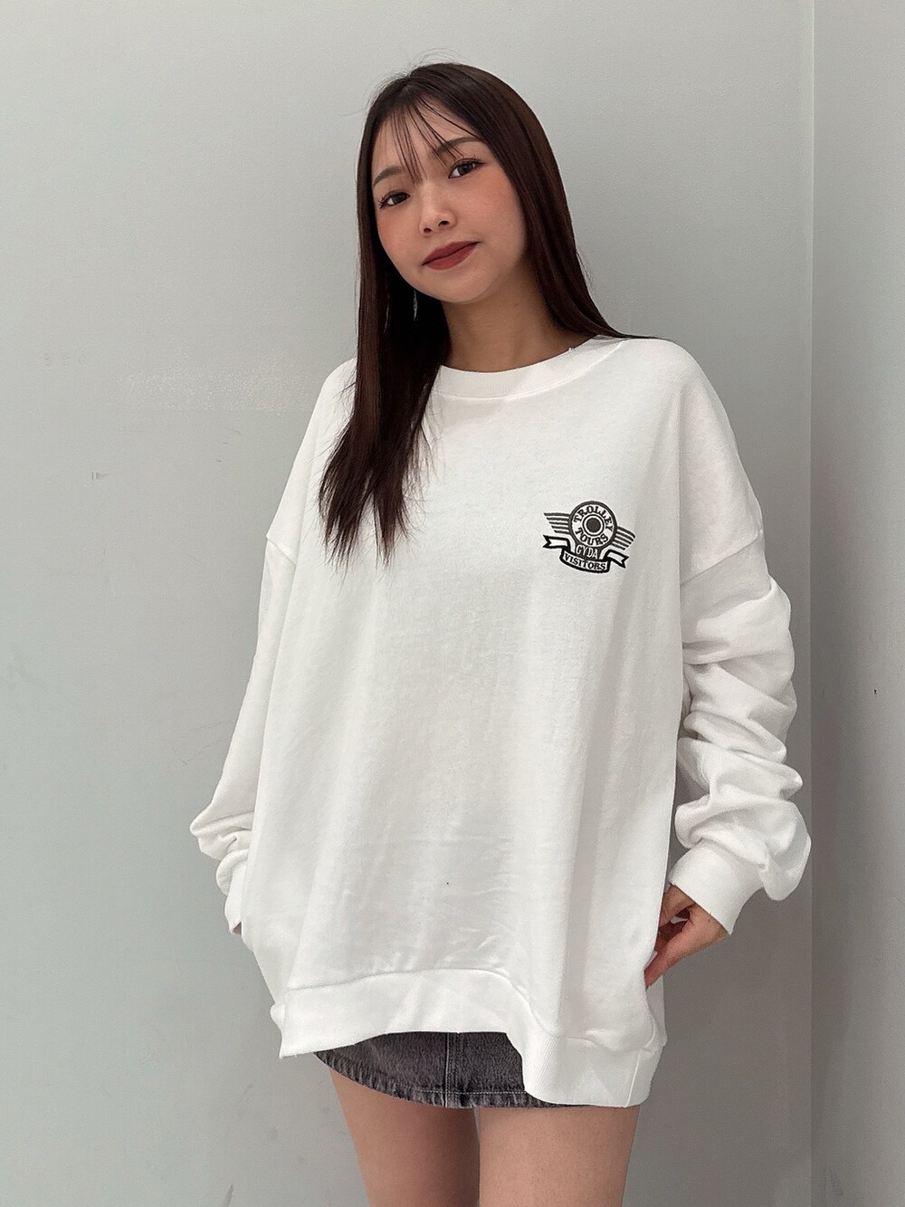 ホワイト系のスウェット、ブラック系のブーツを着用したレディースの夏コーディネートの4枚目の写真