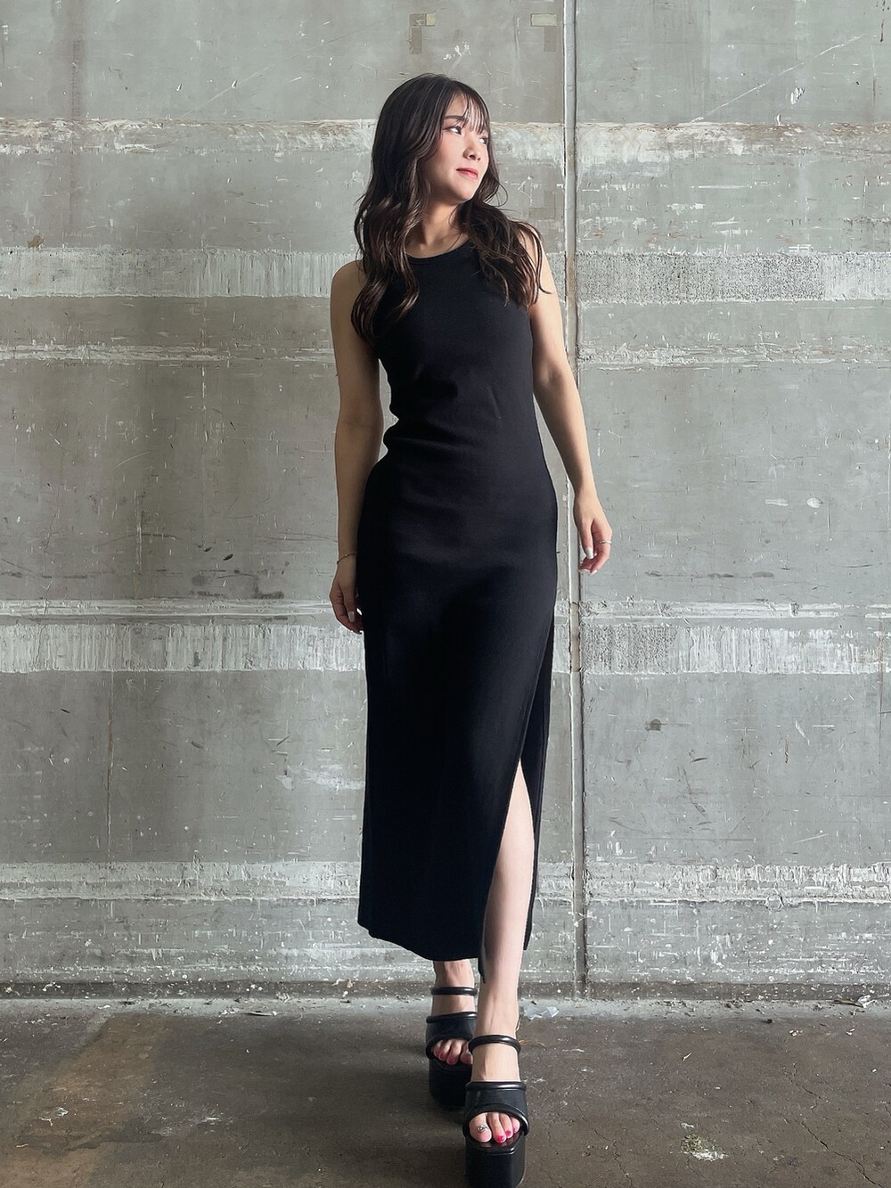 ホワイト系のシャツ/ブラウス、ブラック系のワンピースを着用したレディースの夏コーディネートの2枚目の写真