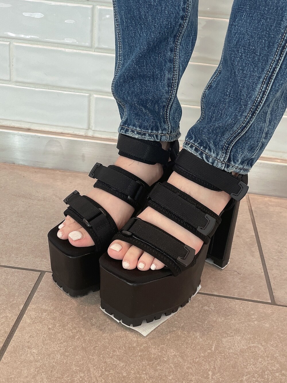 ブラック系のキャミソール、グレー系のスウェットパンツ、ブラック系のサンダルを着用したレディースの春コーディネートの7枚目の写真