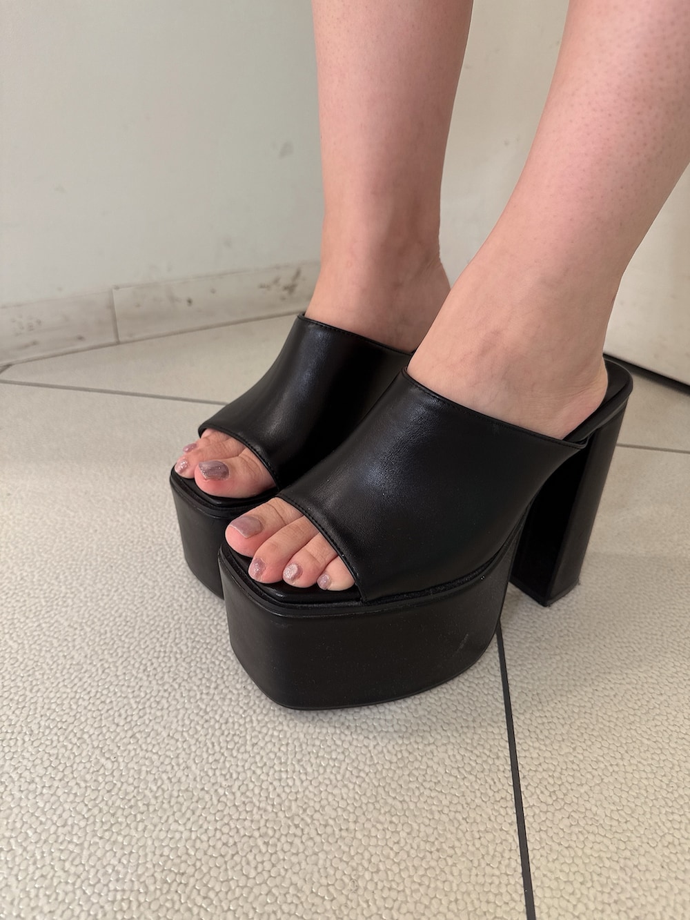 ホワイト系のニット/セーター、ブルー系のデニムスカート、ホワイト系のサンダルを着用したレディースの夏コーディネートの9枚目の写真