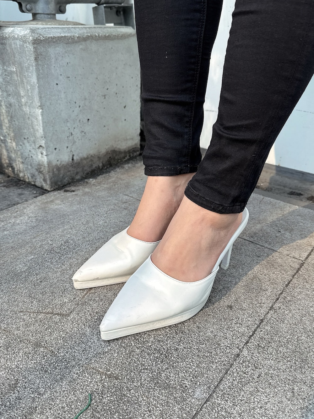 ブラック系のワンピース、ホワイト系のパンプス、ブルー系のデニムジャケットを着用したレディースの春コーディネートの9枚目の写真